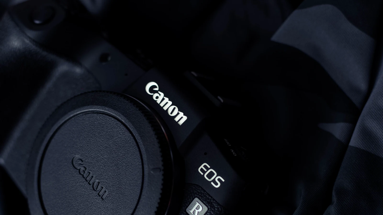 بدنه یک دوربین Canon EOS روی پارچه تیره برای نمایش زبان طراحی خانواده EOS