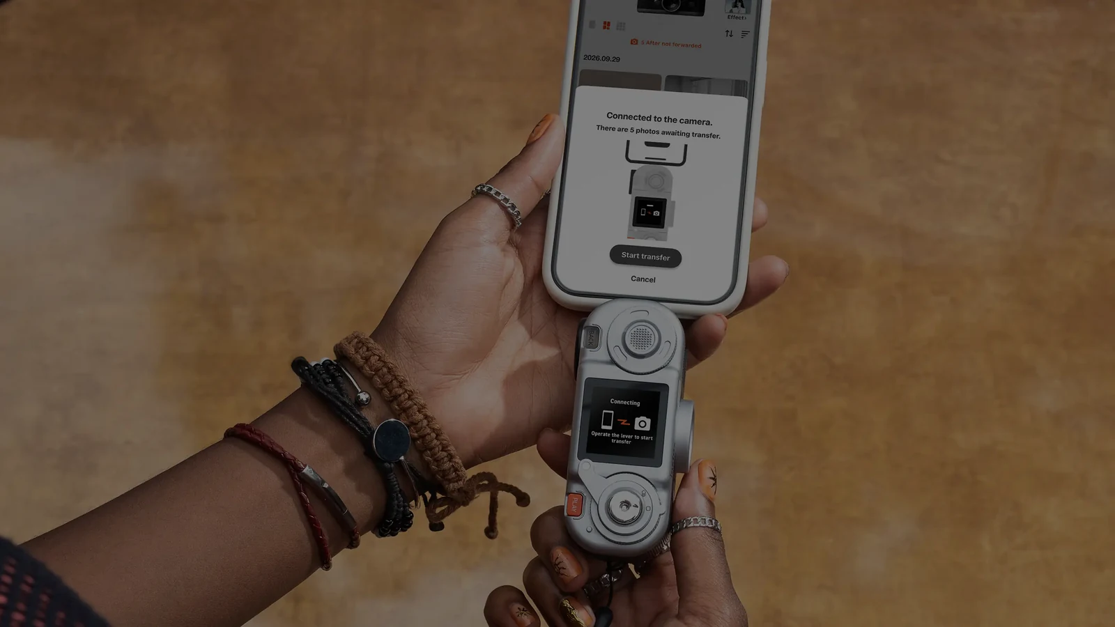 اتصال مستقیم Instax Pal 2 به درگاه USB-C گوشی در تصویر رسمی Fujifilm