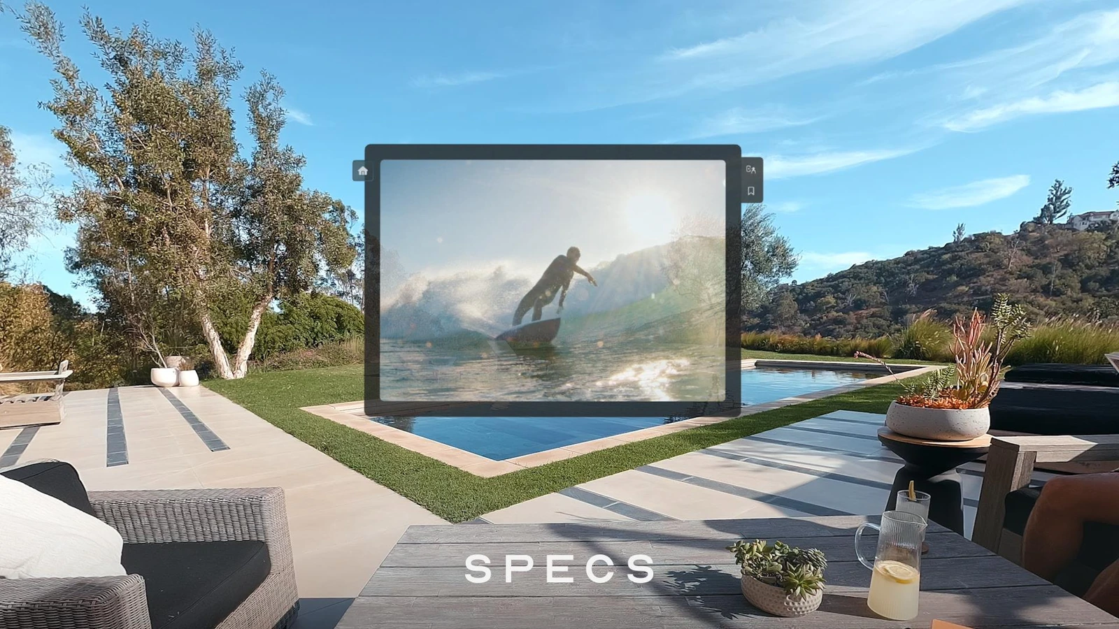 نمای رسمی نمایشگر مجازی ویدیو SPECS در فضای باز کنار استخر